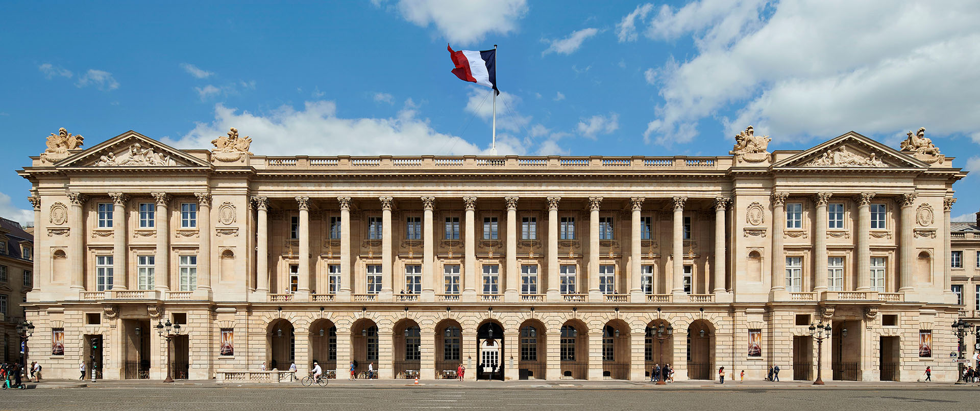 Façade de l'Hôtel de la Marine avec sa loggia
